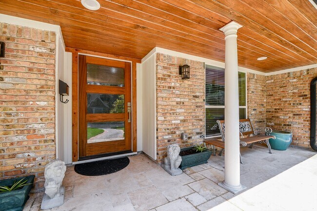 Building Photo - 922 Chantilly Ln