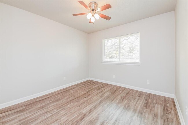 Building Photo - 1406 Ridgecrest Dr