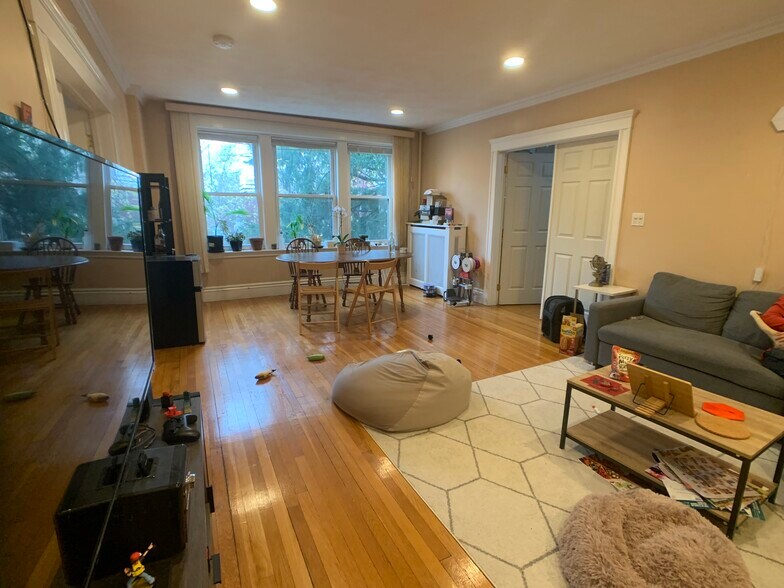 Building Photo - 8 Fairbanks St