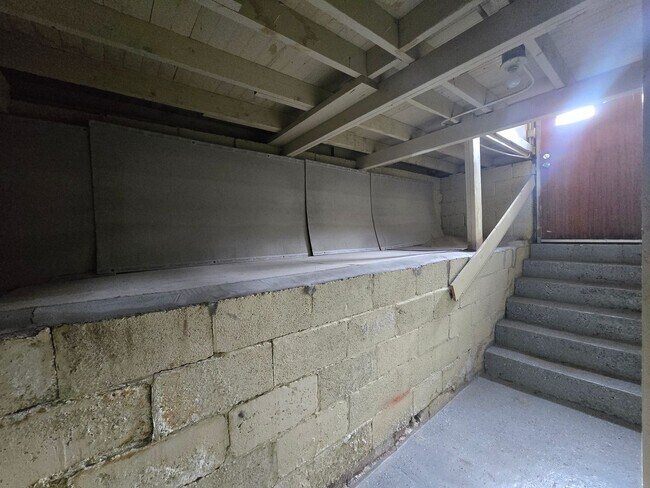 Building Photo - 1403 12th St W