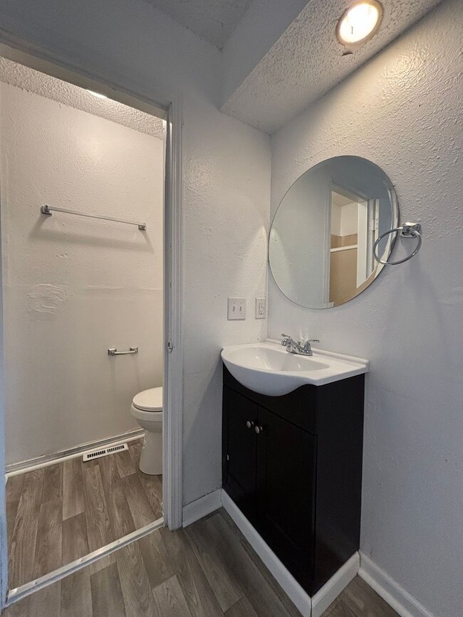 Building Photo - 2 bedroom 2 full bath 1 car garage availab...