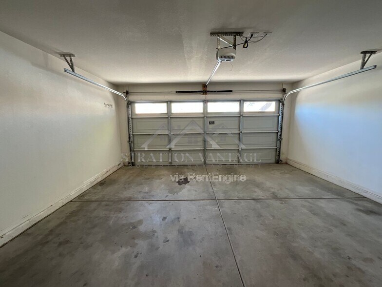 Building Photo - 3521 E Juanita Ave