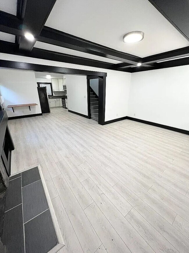 Building Photo - 112 S Hoover St