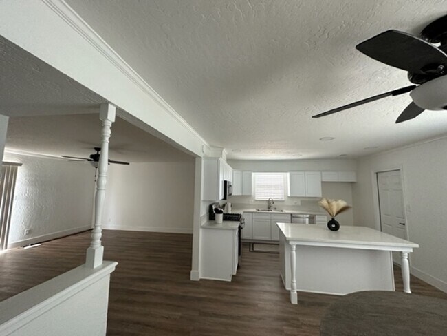Building Photo - Nicely remodeled!