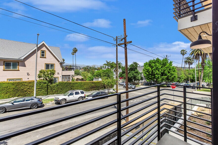 Building Photo - 571 N Mariposa Ave