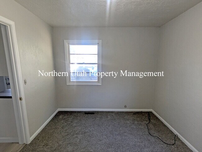 Building Photo - Lower Unit 2 Bed, 1 Bath