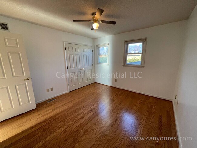 Building Photo - Beautiful 3b2b, ready to move in!