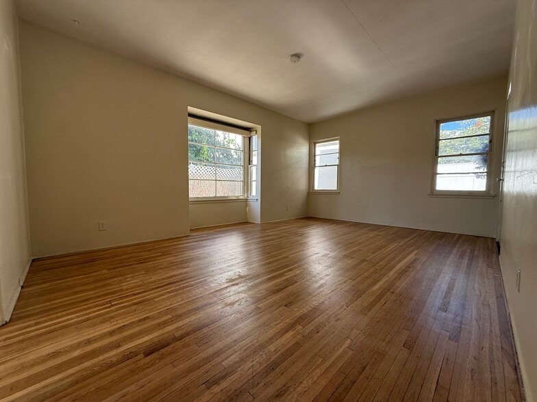 Building Photo - 6627 Farmdale Ave