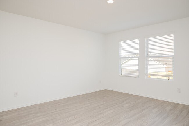 Building Photo - 2811 Millikan Dr