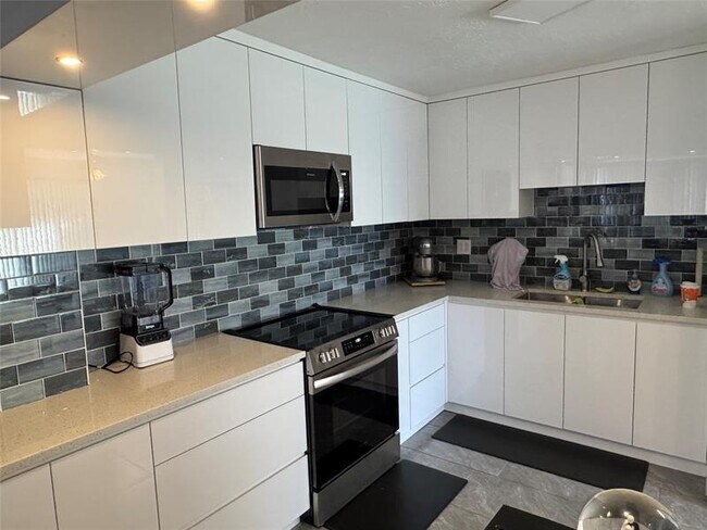 Building Photo - 1631 NE 32nd St