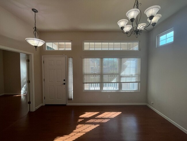 Building Photo - Beautiful Clean 3 Bedroom 2 Bath 1451 Sqft...
