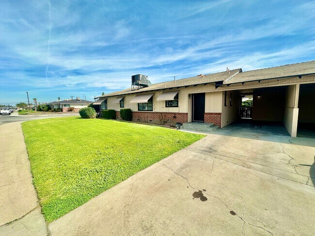 Building Photo - 3204-3208 E Normal Ave