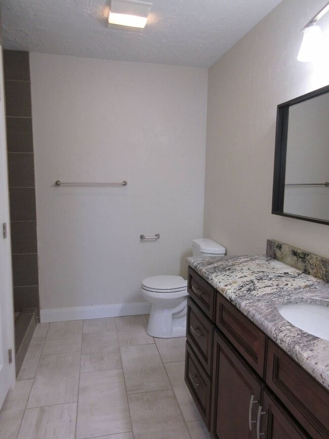 Building Photo - Single Family, Single Level Home - Mid-Val...