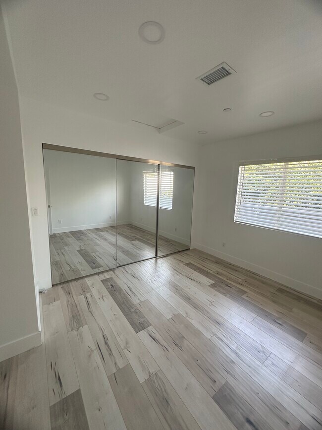 Building Photo - 10861 Nettleton St