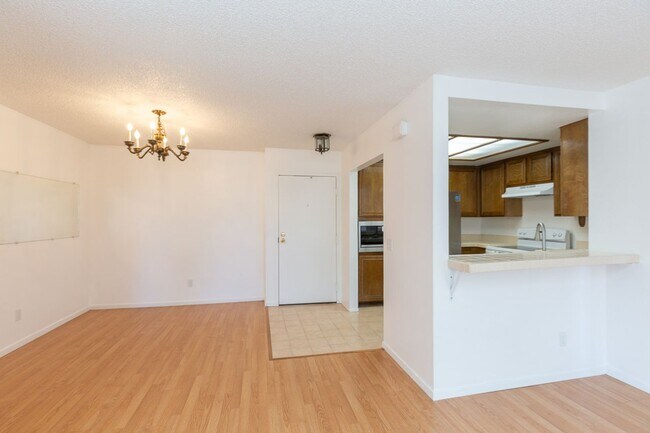 Building Photo - !!! CHARMING 2/2 CONDO WITH 2 CAR GARAGE I...