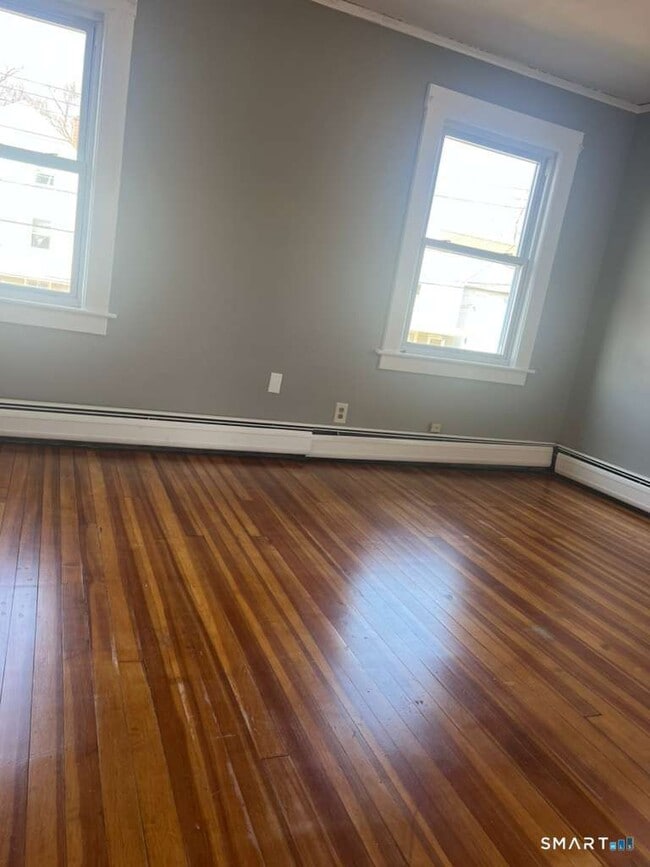 Building Photo - 10 Bank St