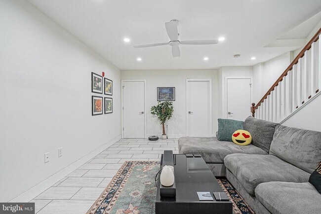 Building Photo - 1926 Bainbridge St