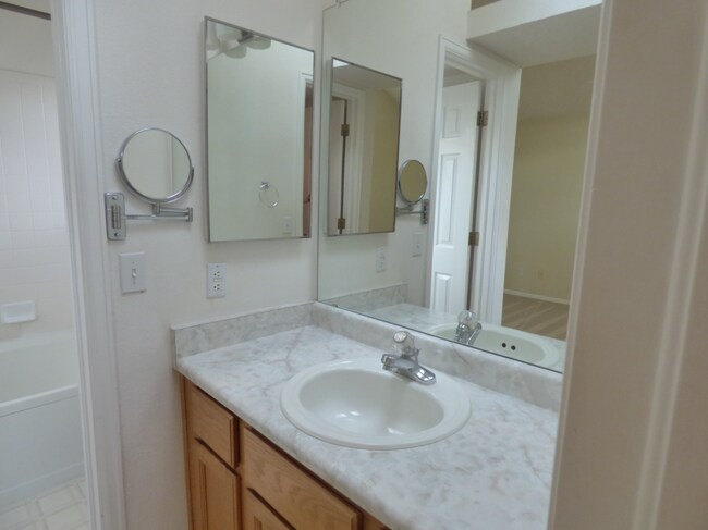 Building Photo - Fabulous Highlands Ranch Home!