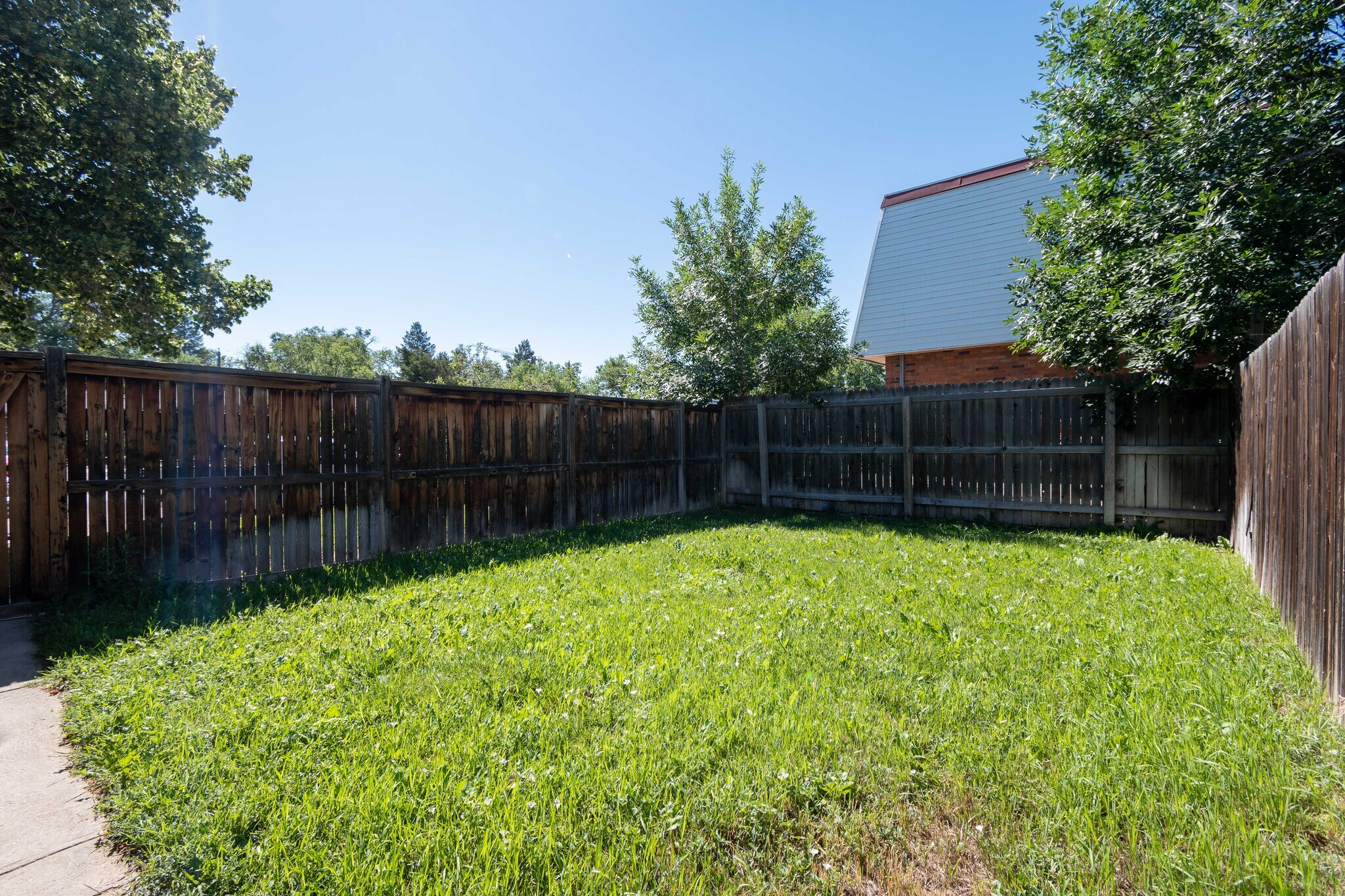 Private Use Yard - 1959 Oswego St