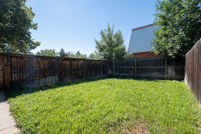 Private Use Yard - 1959 Oswego St