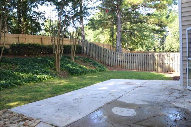 Building Photo - 2021 Crestview Way