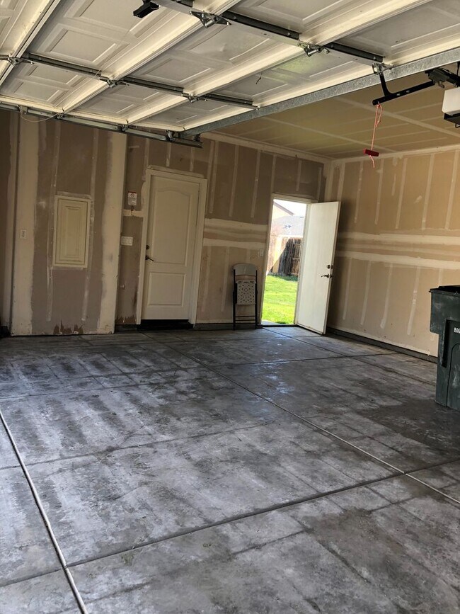 Building Photo - Huge 4 Bedroom + Loft 3 Bath Home for Rent!