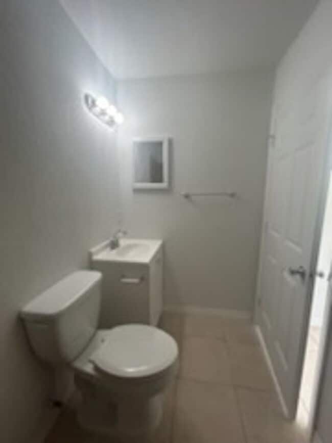 Building Photo - 3/2/1 Single Family Home Available-Cozy Pe...