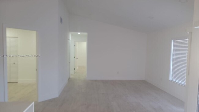 Building Photo - 3311 San Remo Cir