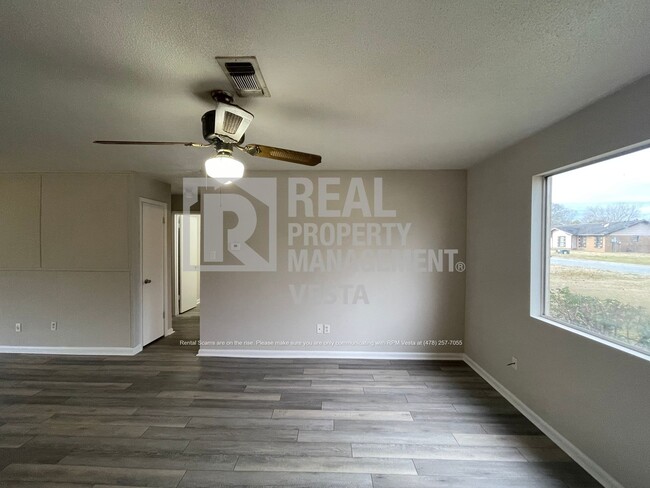 Building Photo - Spacious Three Bedroom Home in Warner Robi...