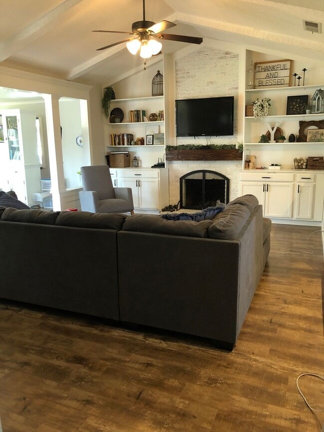 Building Photo - $2,295 Fowler & Shaw, Gorgeous 3 Bedroom h...
