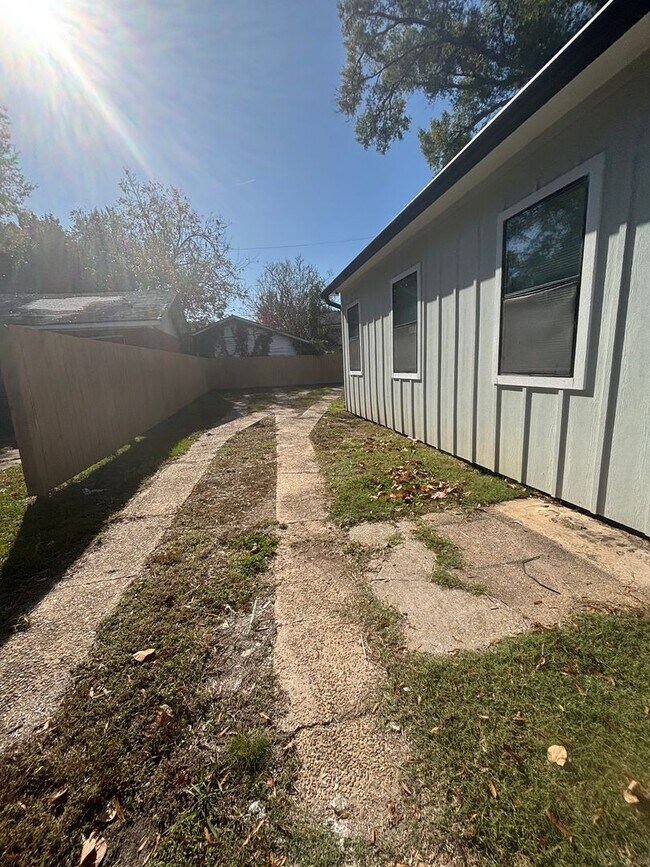 Building Photo - 5 bedrooms!! Remodeled top to bottom!