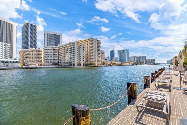 Building Photo - 2600 E Hallandale Beach Blvd