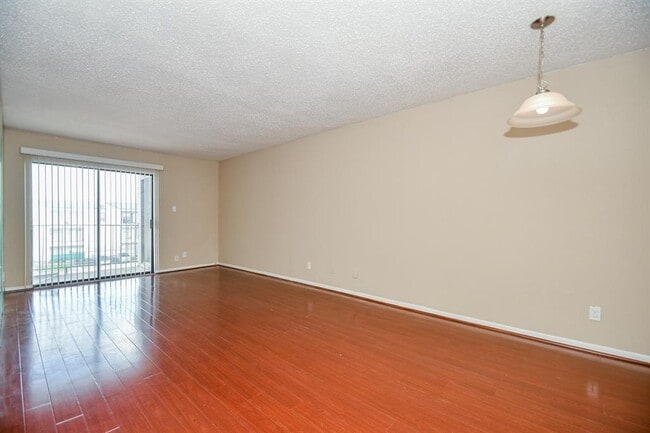Building Photo - 2832 S Bartell Dr