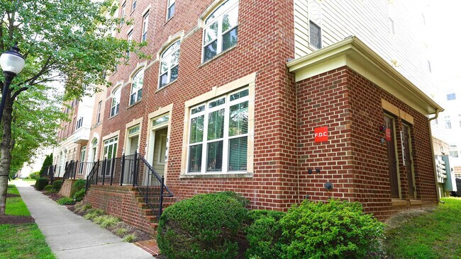 Building Photo - 265 Community Center Ave