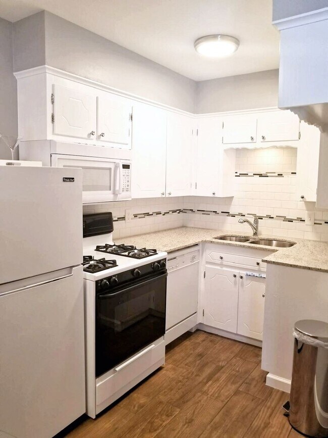 Building Photo - 1B/1B Beautiful Apartment!! **ALL BILLS PA...