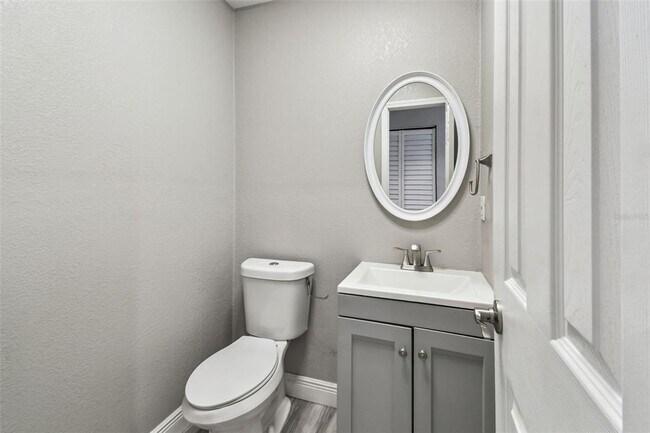 Building Photo - 6005 Lakeside Dr