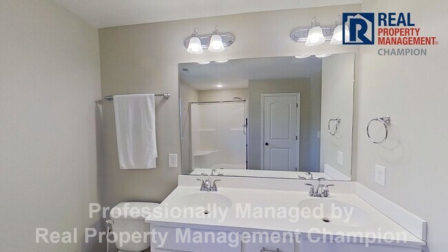 Building Photo - Spacious 3 BD/2.5 BA Home with Office Featuring Open Floorplan