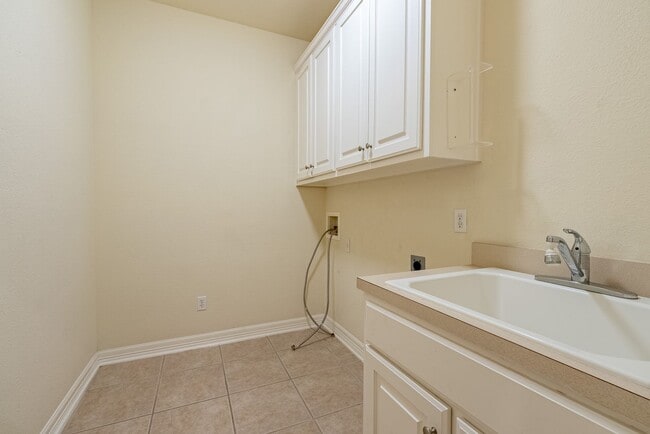Building Photo - 1305 Delsie Dr