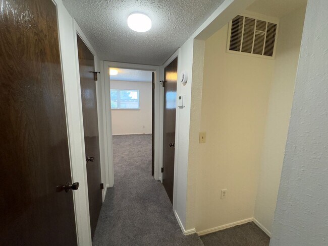 Building Photo - $500 OFF MOVE IN SPECIAL | Cozy Townhome in Quail Creek 2/2.5/2 Car Garage