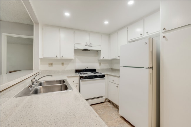Building Photo - Stunning Bright and Completely Remodeled A...