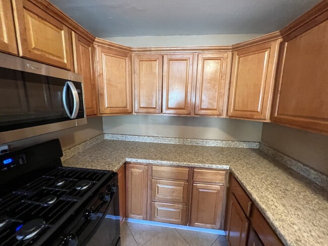 Building Photo - 2 Bedroom | 1 Bathroom | Single Family Home with Garage