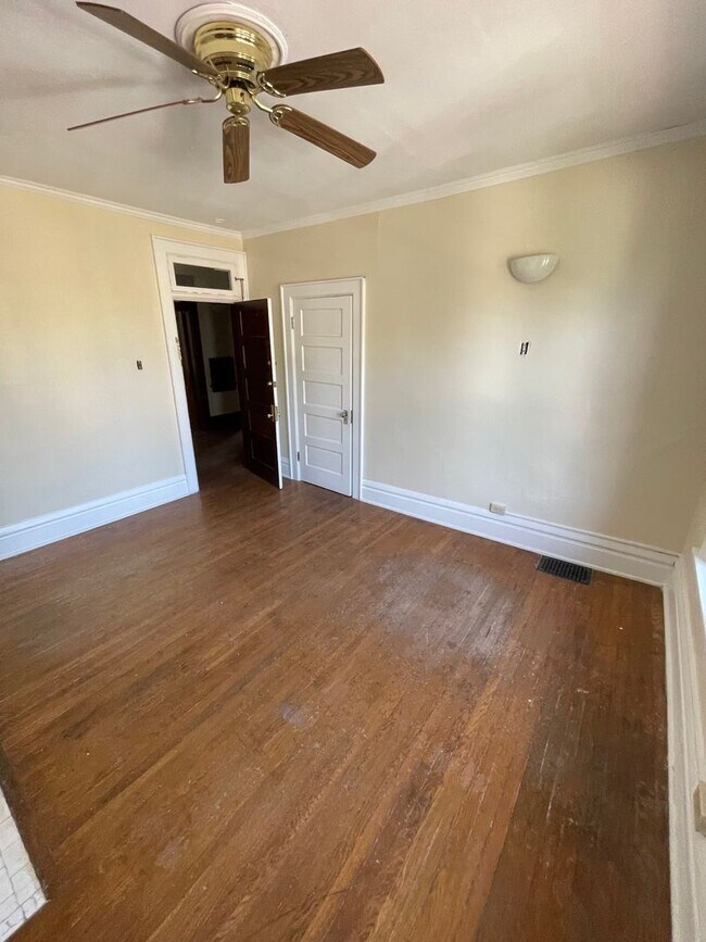 Building Photo - Large Brick 7 bedroom home. email Amber@os...