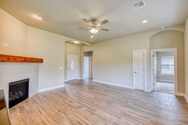 Building Photo - Newer Construction Home in Mustang!
