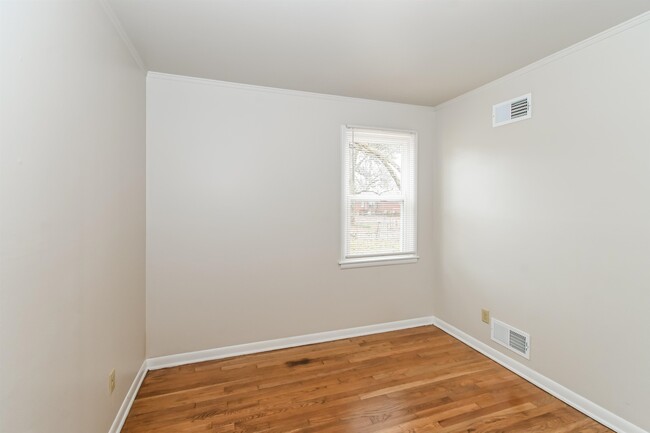 Building Photo - 3204 Clarendon Rd