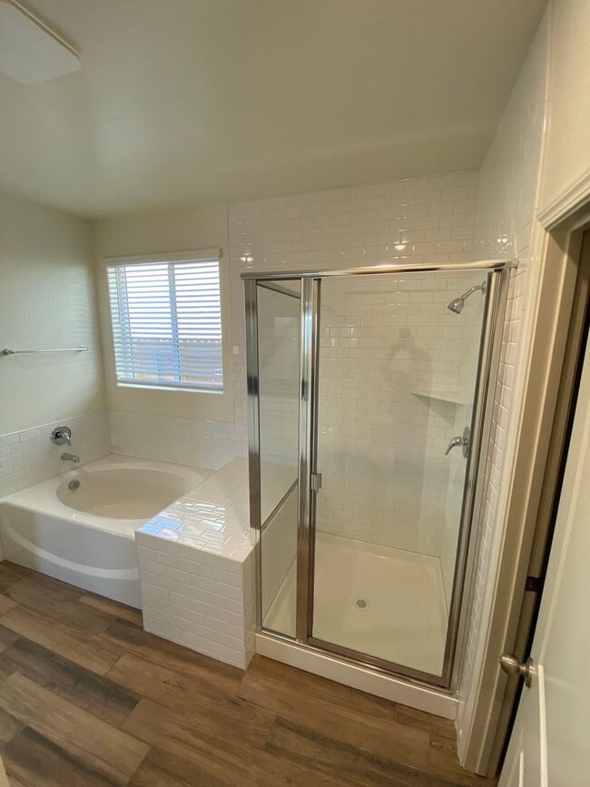 Building Photo - Gorgeous NEWER home between Tulare and Vis...
