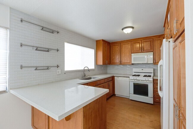 Building Photo - Tri-Level Townhome with Bonus Room | Ranch Los Charcos