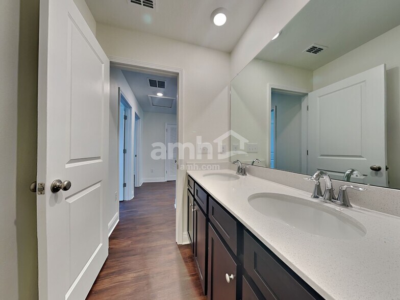 Building Photo - 27462 St Andrews Ave