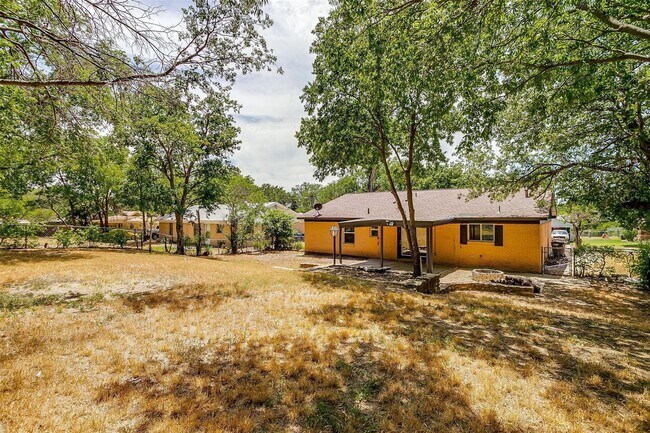 Building Photo - Amazing Home in Western Hills- 3 bed, 1.5 ...