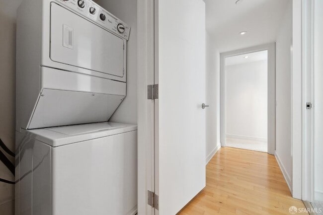 Building Photo - 301 Mission St