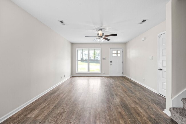 Building Photo - Dog Friendly Three Bedroom!